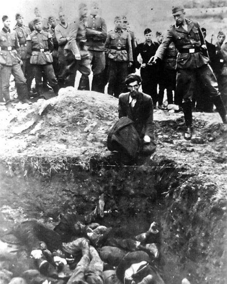 Egzekucja Żydów w Winnicy. Tutaj strzelają żołnierze Einsatzgruppen. Winnickich Żydów mordował też batalion 304.<br /> 