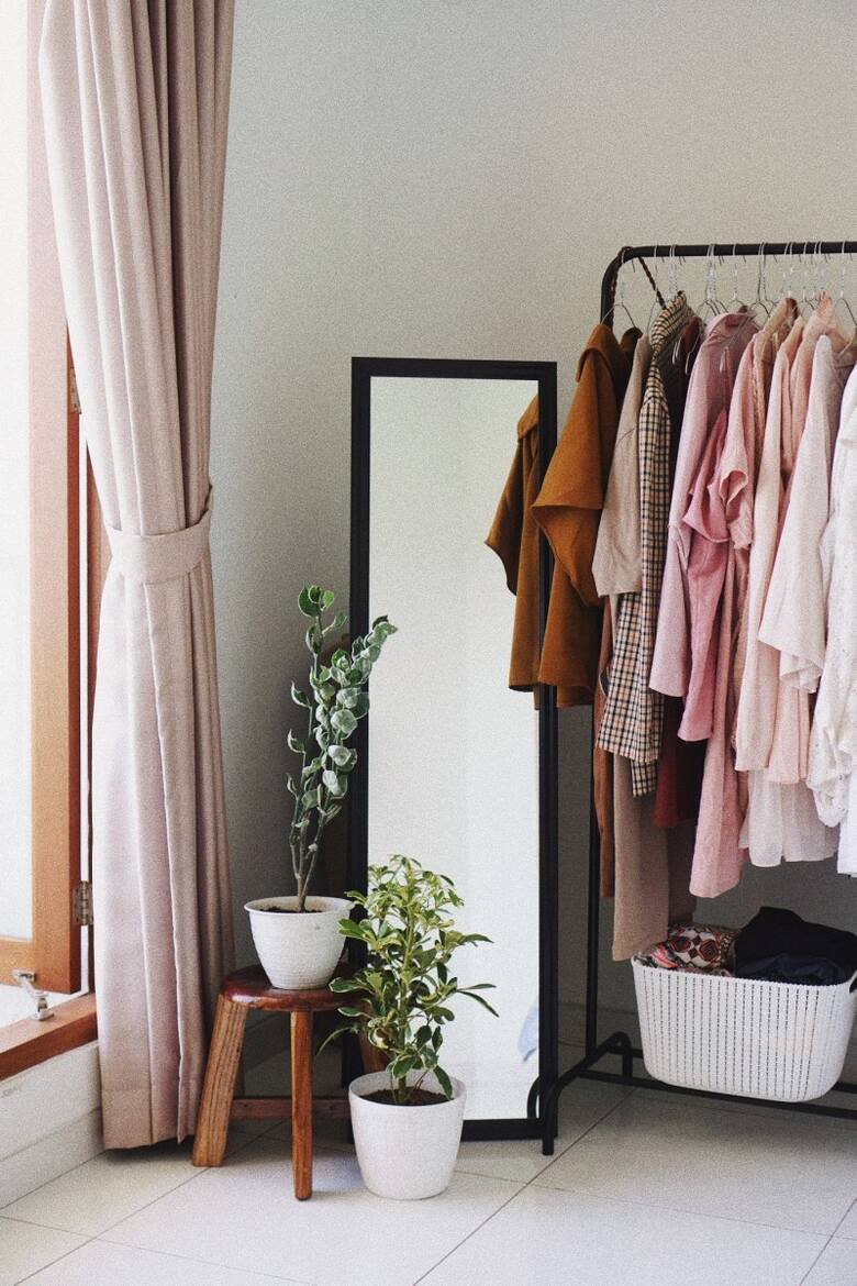 Praktyczna garderoba w sypialni, czyli jak przechowywać ubrania?