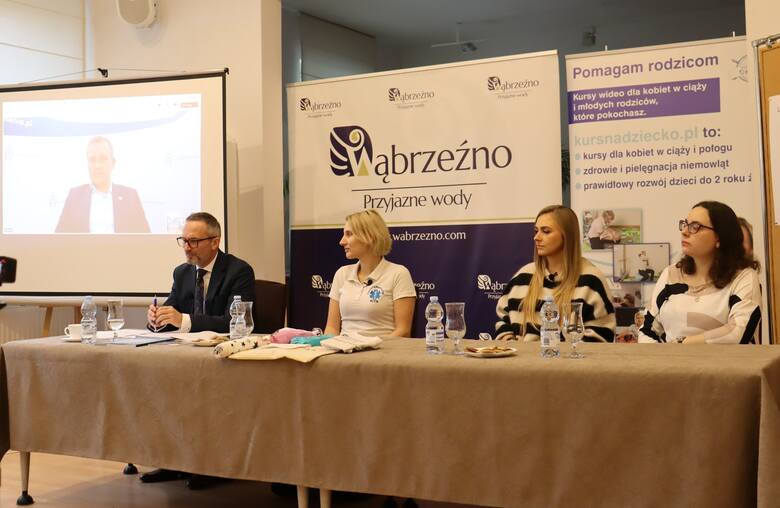 Konferencja prasowa promująca program "Kurs na dziecko" w Wąbrzeźnie. Na zdjęciu od prawej: Marta Kozłowska - położna, Joanna Śliwińska