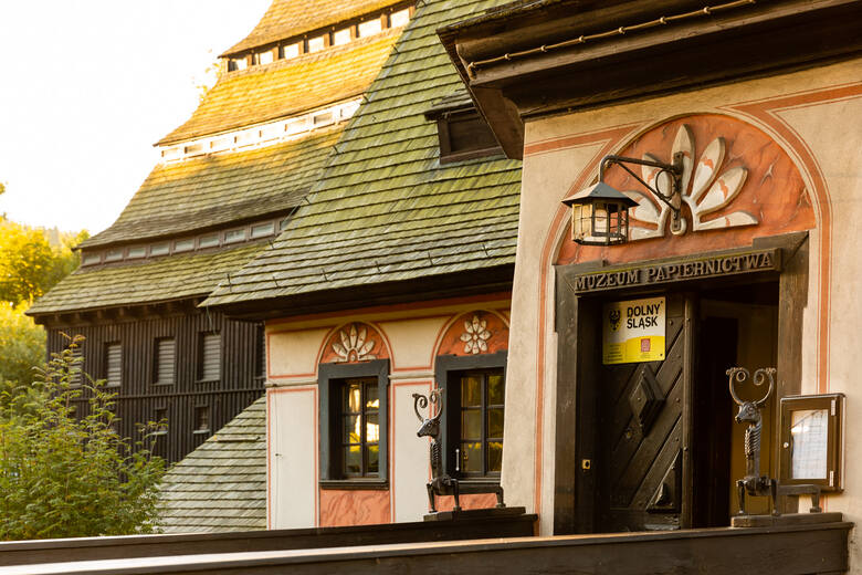 Dusznickie Muzeum Papiernictwa to unikatowa architektura nad Bystrzycą Dusznicką.