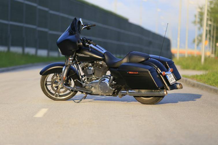 Testujemy: Harley-Davidson Street Glide - nowoczesny turystyk? (WIDEO)