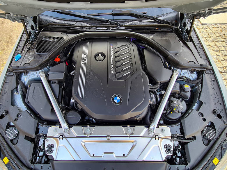 BMW Serii 4 wciąż wzbudza wiele kontrowersji. Chodzi oczywiście o stylistykę przedniej części auta, która jest mocno kontrowersyjna i dzieli nawet miłośników