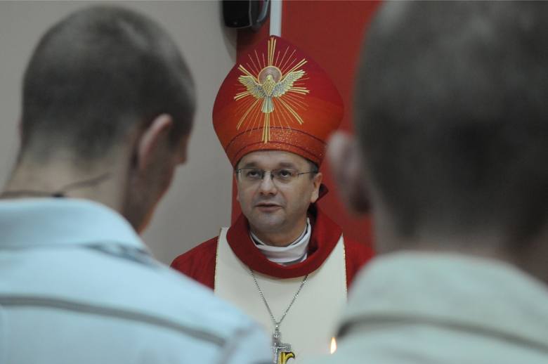 Czerwiec 2014 r. Biskup Tadeusz Lityński bierzmuje przebywających w areszcie śledczym w Zielonej Górze