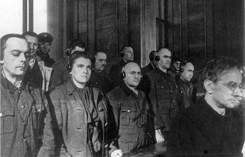 Przed Najwyższym Trybunałem Narodowym w Krakowie pod koniec grudnia 1947 roku stanęło 40 esesmanów załogi niemieckiego obozu zagłady Auschwitz. Zapadło 39 wyroków skazujących