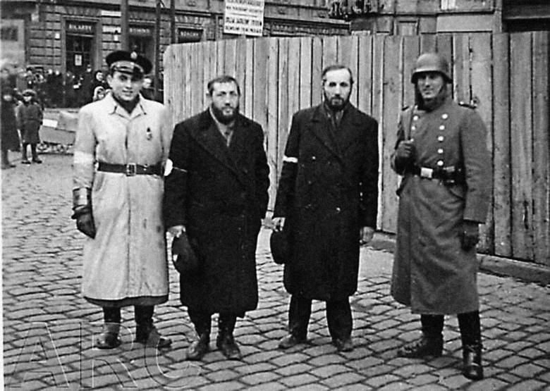 Żydowscy policjanci w getcie warszawskim - maj 1941 r. Do 1943 r. większość z nich zginie