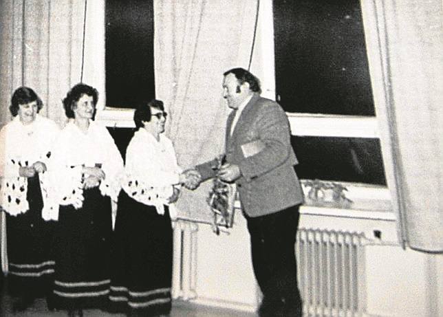 Zespół artystyczny działający przy KGW podczas występu na Dniu Kobiet w 1974 roku w GS w Golubiu-Dobrzyniu.