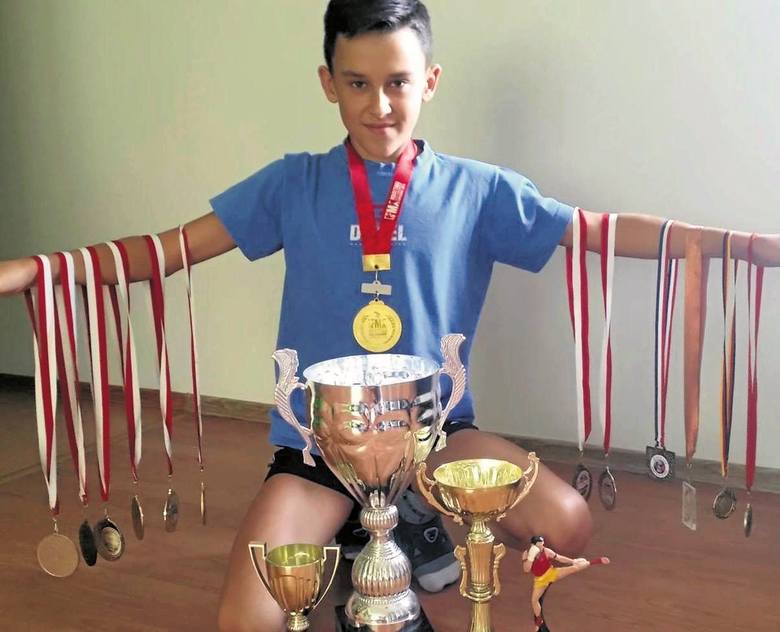 W tak młodym wieku Natan Szaro uzbierał już całą kolekcję sportowych medali.