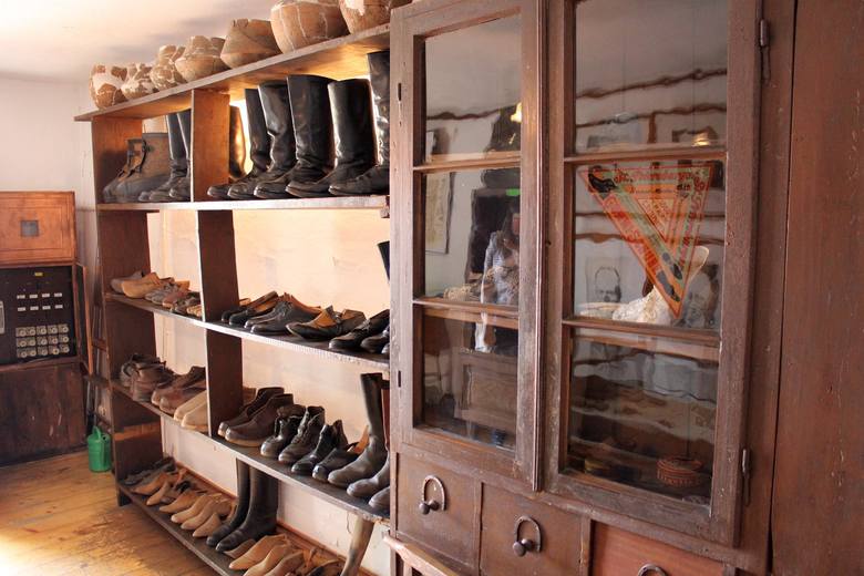 Buty z cholewami na przełomie XIX i XX wieku uchodziły za oznakę dobrobytu.