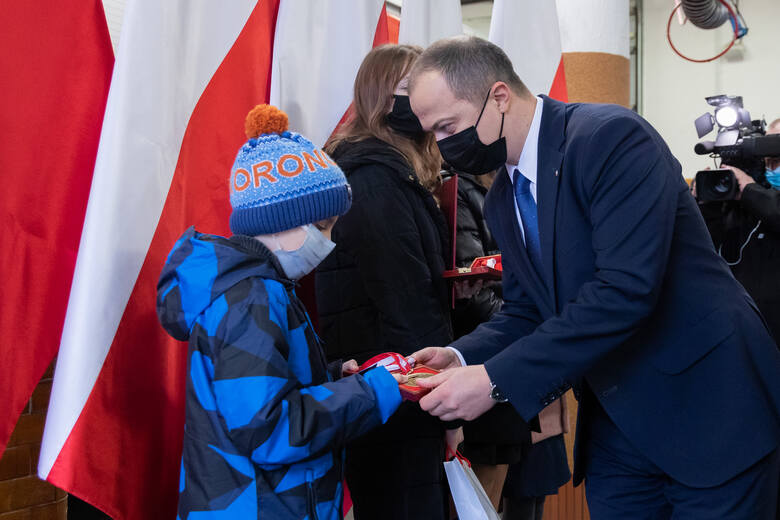 Medale "Młody Bohater" oprócz Martyny Góralskiej z Torunia otrzymało jeszcze troje dzieci z Koronowa i Kruszwicy