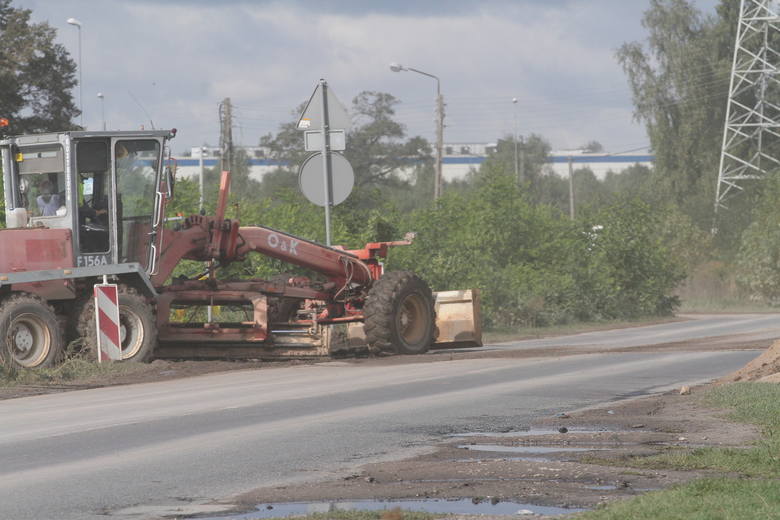 Błoto pokrywa Rokicińską przy wyjeździe z budowy A1 Fot: Grzegorz Gałasiński