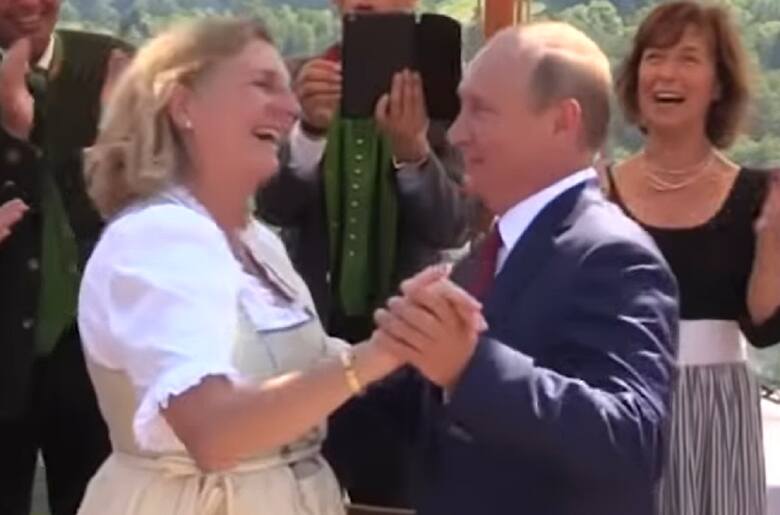 Karin Kneissl tańczy walca z Władimirem Putinem na jej weselu. Teraz kobieta mieszka w Rosji i nazywa władcę Kremla "dżentelmenem"