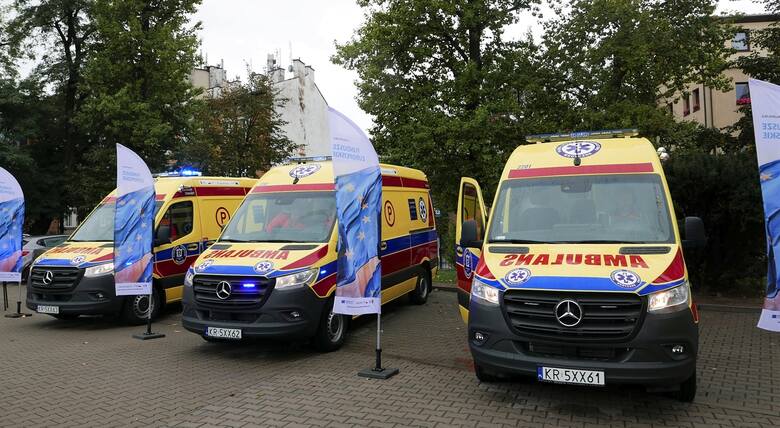 W ramach Małopolskiej Tarczy Antykryzysowej zakupiono 50 w pełni wyposażonych ambulansów