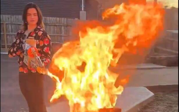 Kandydatka na urząd Sekretarz Stanu Missouri z Partii Republikańskiej Valentina Gomez spaliła miotaczem ognia książki, które jej zdaniem miały seksualizować