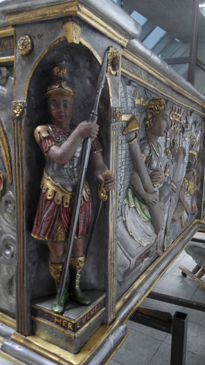 We wnękach na rogach sarkofagu stoją posążki. Tu jest posążek Herkulesa.