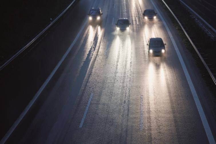 Polscy kierowcy nie czują się pewnie podczas nocnej podróży