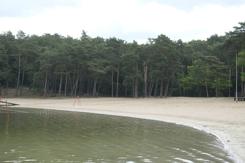 Wczoraj plaża w Kamionkach była pusta i wyjątkowo o tej porze roku cicha. To nie tylko wina niesprzyjającej pogody
