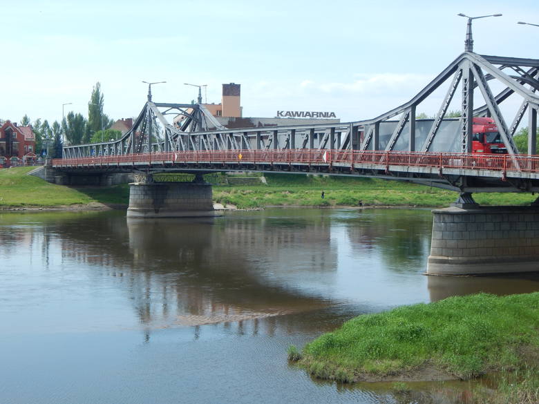 Wygląda na to, że 110-letni most w Krośnie jeszcze długo będzie jedyną przeprawą przez rzekę. 
