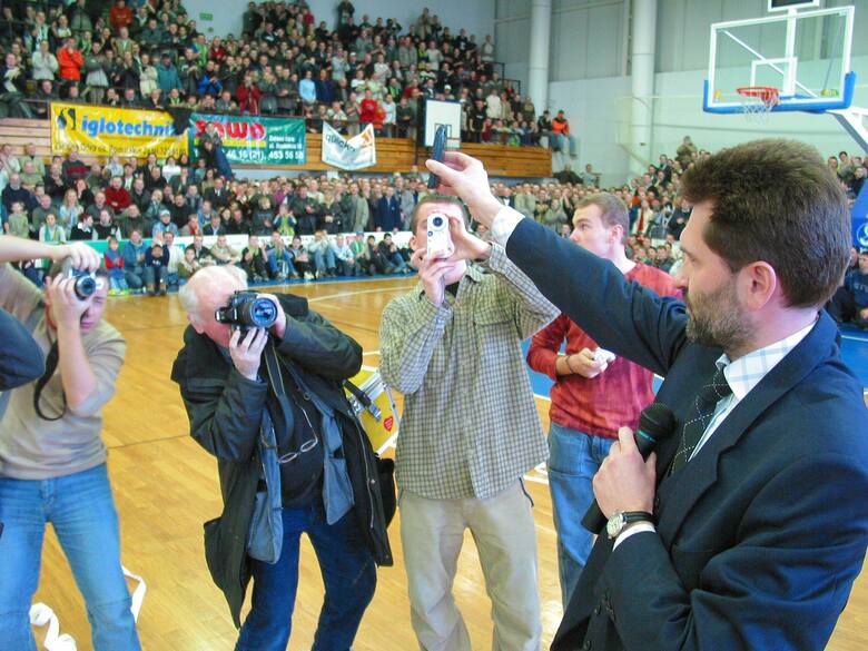 Prezentacja zespołu Falubazu przed sezonem 2004 odbyła się w hali Uniwersytetu Zielonogórskiego. Prezes klubu Robert Smoleń połączył się telefonicznie