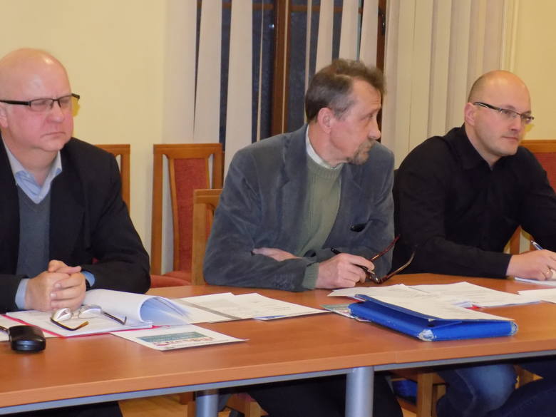 Na zdjęciu radny Henryk Sienkiewicz, Piotr Łoś, przewodniczący komisji gospodarki i radny Radosław Kwiecień.