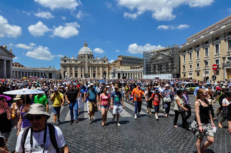 Turyści na Placu św. Piotra w Rzymie