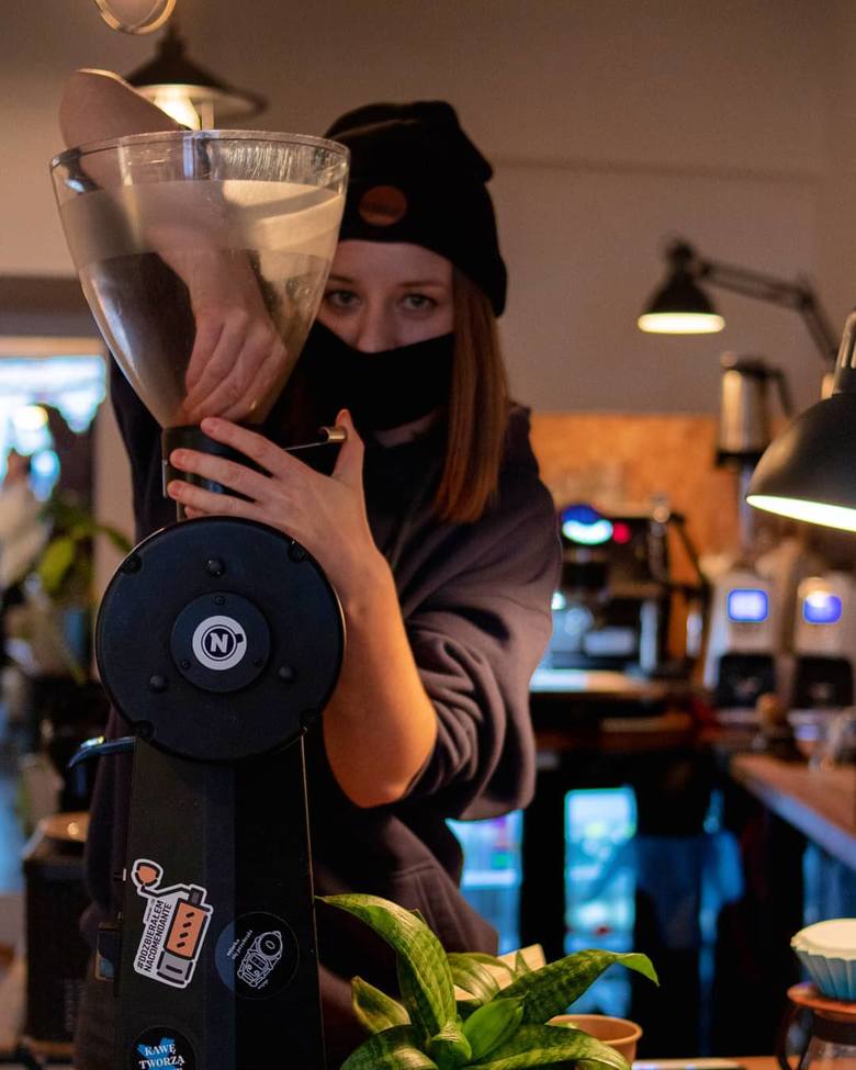 Młoda baristka Kamila Adamiec, prowadząca kawiarnię "Projekt Nano" w Toruniu od początku pandemii dostarcza klientom ziarno kawy i sprzęt do jej parzenia. Zawsze służy też dobrą radą.