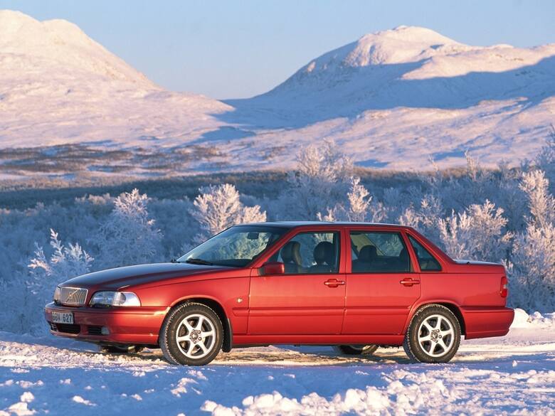 Wraz z przednionapędowym modelem 850 w 1991 roku zadebiutowała seria pięciocylindrowych silników benzynowych Volvo. Występowała w dwóch wersjach różniących