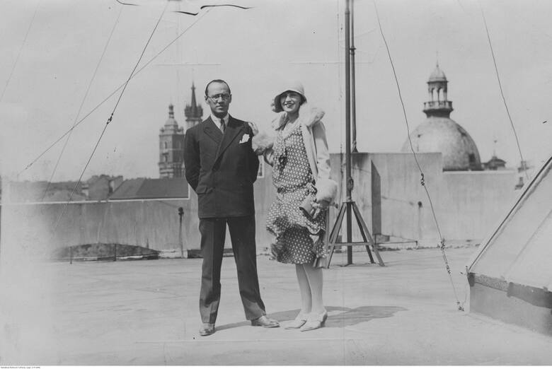 Francuski malarz Marcel Vertes z żoną na dachu Pałacu Prasy