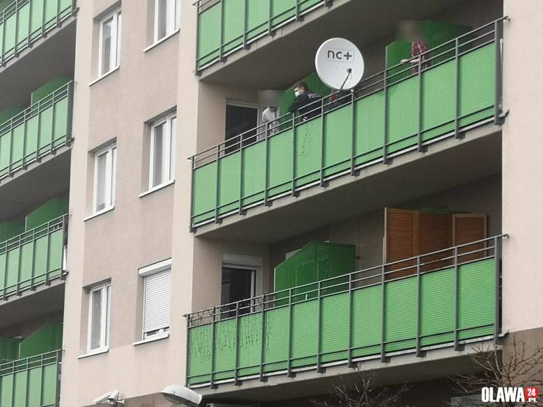 Desperat chciał wyskoczyć z balkonu w bloku w Oławie 5.01.2021
