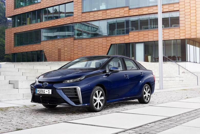 Toyota Mirai wykorzystuje do napędu wodór, którego utlenianie w ogniwach paliwowych daje energię elektryczną i wodę. Auto w europejskiej specyfikacji