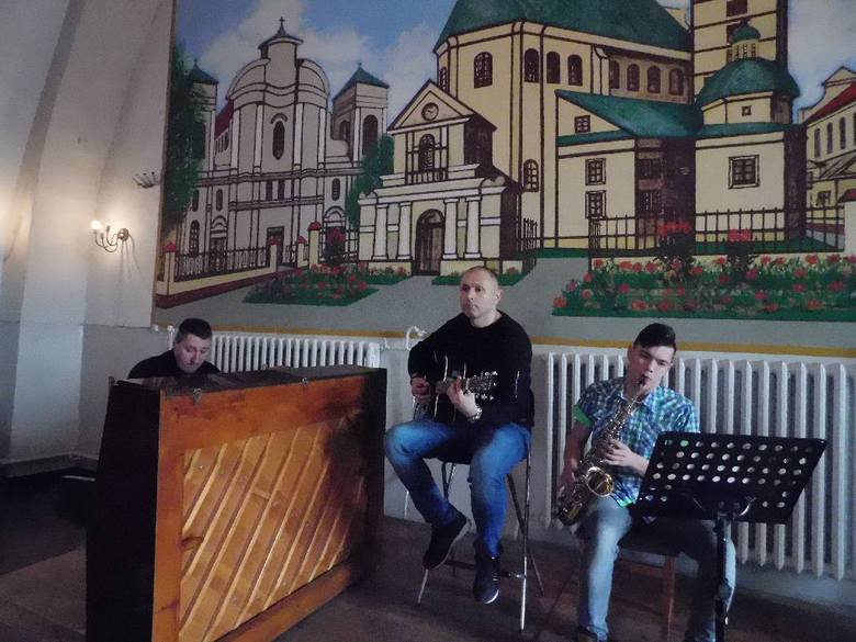 Zespół uczniowski z ZSP nr 1 w Łowiczu: muzyka to ich pasja [Zdjęcia]