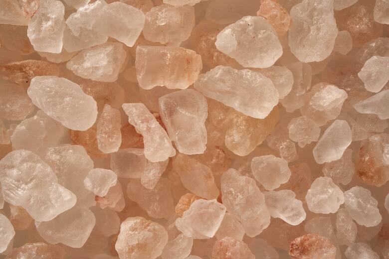 W domowym laboratorium można stworzyć hodowlę kryształów soli.