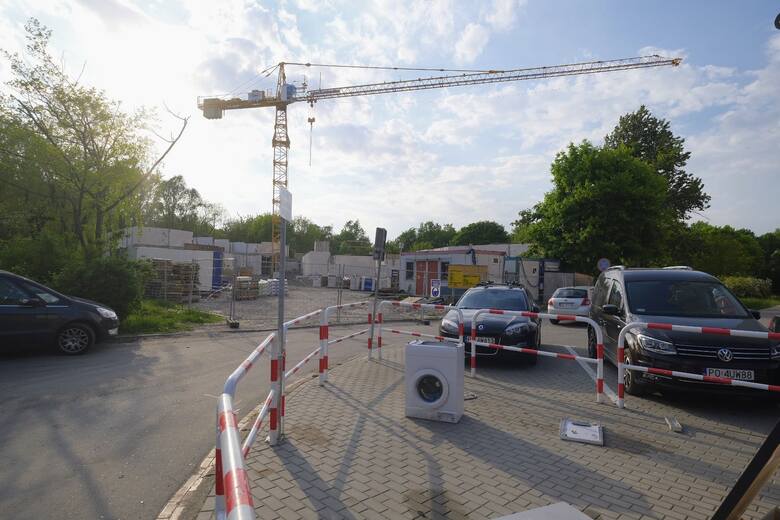 Mieszkańcy osiedla Piastowskiego obawiają się o brak miejsc parkingowych, a osiedlowi radni i spółdzielnia podkreślają, że nie poinformowano ich oficjalną drogą o inwestycji. 