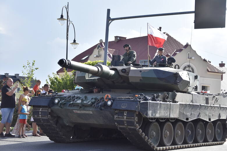Podczas defilady w Woli Rzędzińskiej 15 sierpnia 2022 roku Anna Pieczarka jechała czołgiem Leopard.