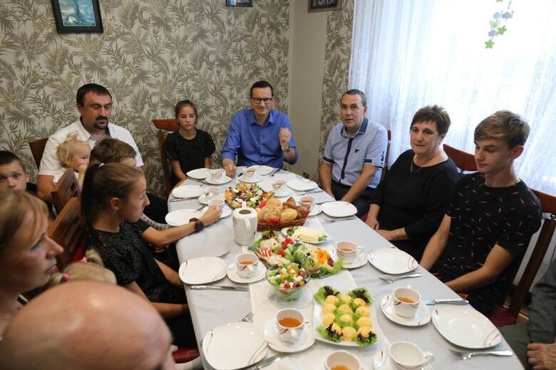 23 września premier gościł w rodzinnym domu dziecka w Imielinie. Był wspólny posiłek, rozmowy i czas na zdjęcia.