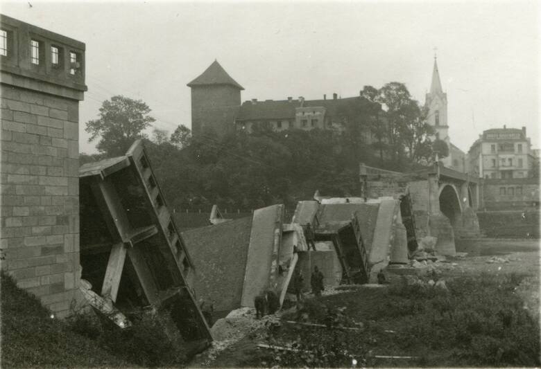 3 września 1939 roku krótko przed zbliżającymi się dwoma niemieckimi czołgami most Piastowski został wysadzony przez polskich saperów. Całe pozostały