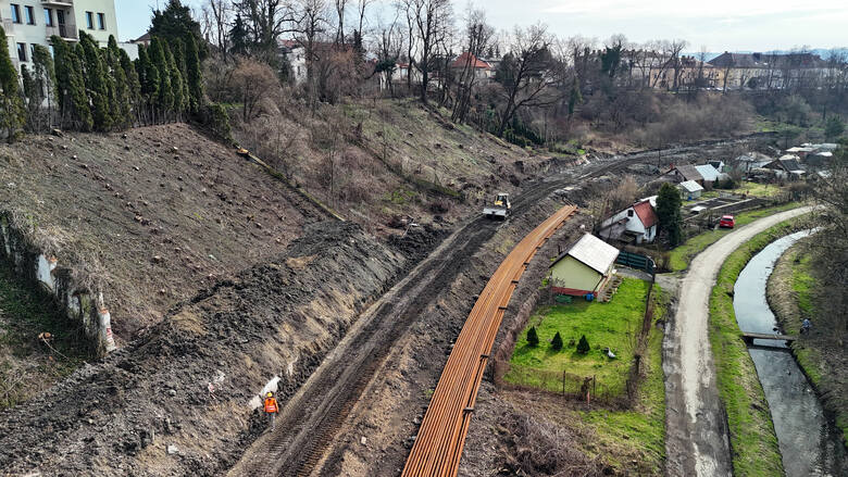 Widok z lotu ptaka na prace ziemne przy linii kolejowej na wysokości ul. Mickiewicza w Nowym Sączu