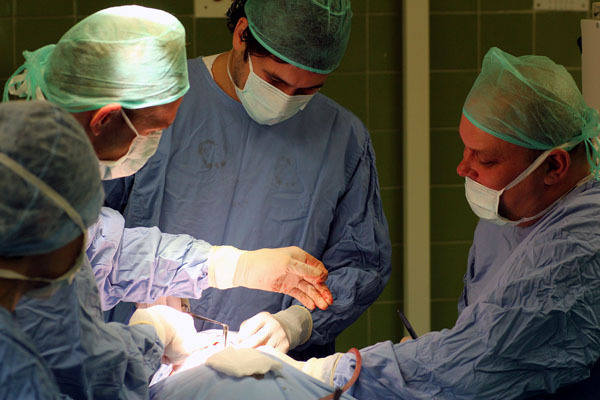 Zespół chirurgów podczas 7-godzinnej operacji chłopca.