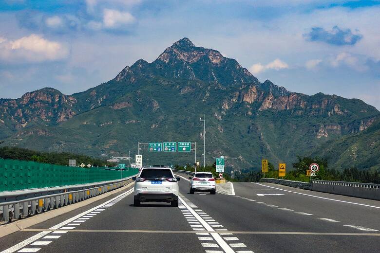 Chiny planują zbudować sieć autostrad i dróg ekspresowych o długości 461 000 kilometrów do 2035 roku i dalej ją rozbudowywać, aby do 2050 roku stała