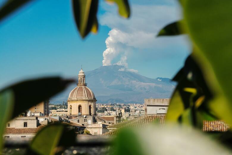 Dymiący wulkan Etna widziany z Katanii an Sycylii