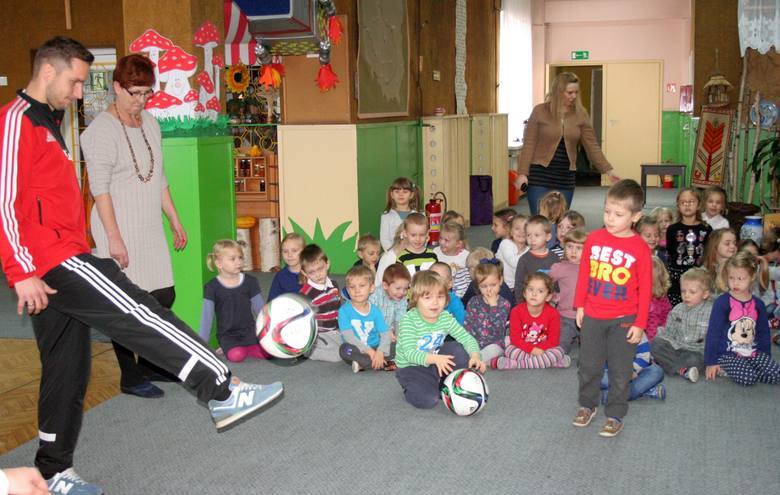 Wiele radości milusińskim z Niepublicznego Przedszkola „Promyczek” w Chojnicach sprawiła wizyta piłkarzy Chojniczanki, którzy wystąpili w roli pomocników św. Mikołaja.