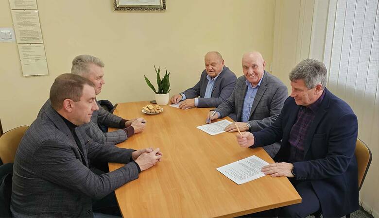 Umowę podpisał Henryk Wojda, właściciel firmy WOJTRANS (po prawej stronie, w środku)