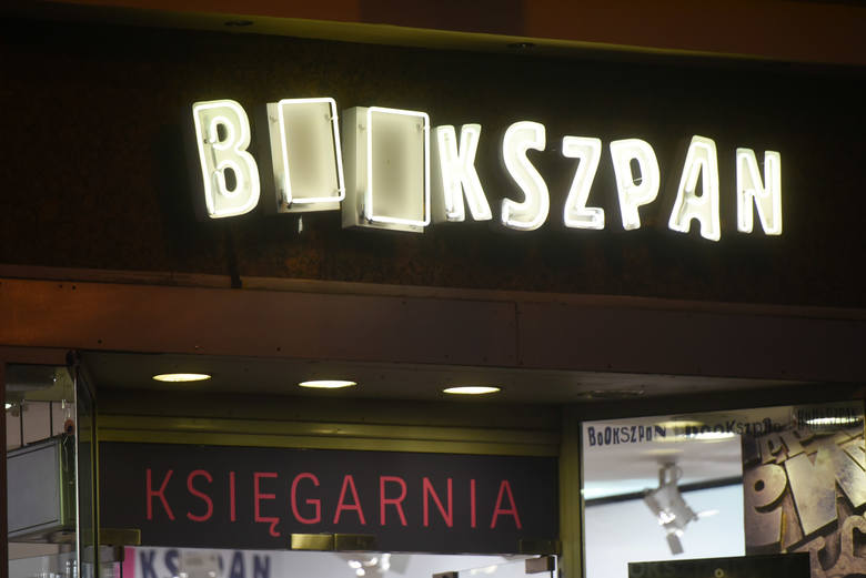 Katowice znów miastem tysiąca neonów? Polecamy spacer szlakiem świetlnych reklam