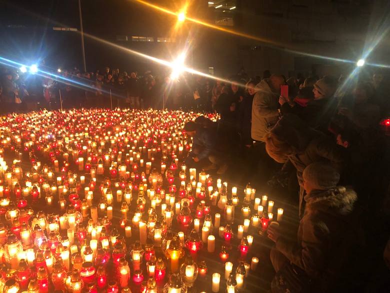 Gdańsk żegna swojego prezydenta. Tysiące ludzi w kondukcie żałobnym i Bazylice Mariackiej