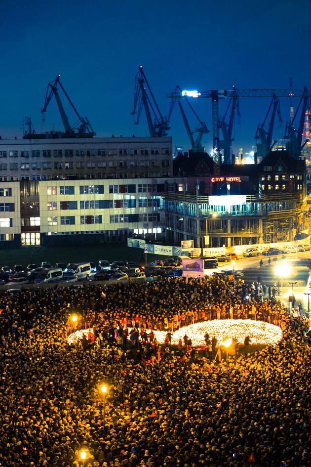 Największe serce świata zapłonęło z 27 tysięcy zniczy na Placu Solidarności w Gdańsku. "Jego śmierć nie pójdzie na marne" [zdjęcia, wideo]