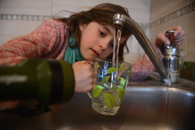Opłaty za wodę rosną, więc coraz więcej osób używa jej w sposób oszczędny