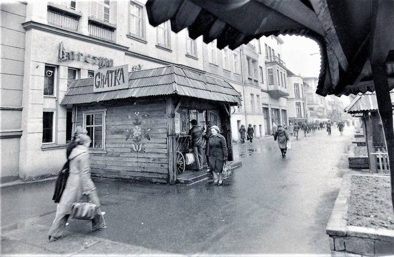 Chatka „Karczmy Słupskiej” na deptaku al. Wojska Polskiego - kwiecień 1980 r.