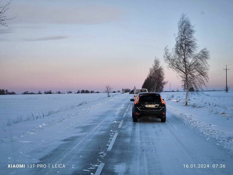 Bardzo trudne warunki na podlaskich drogach (16.01). Zaspy śniegu, lód na jezdniach, samochody w rowach. Duże utrudnienia w ruchu. Raport