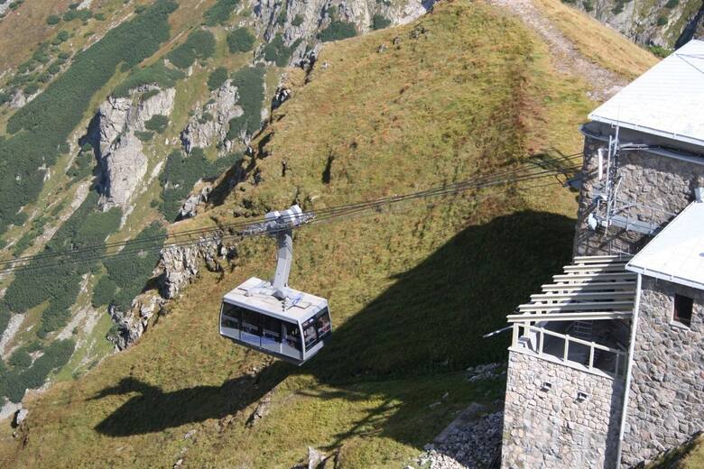 Kolejka linowa na Kasprowy Wierch to jedna z głównych atrakcji polskich Tatr. Pozwala podziwiać panoramę gór i dostać się na szczyt Kasprowego bez konieczności