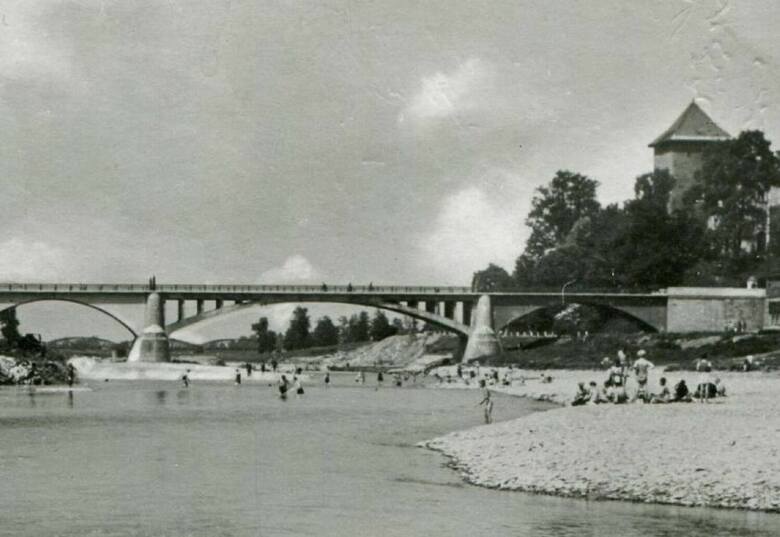 Kamienista plaża nad Sołą w rejonie mostu była ulubionym miejscem odpoczynku mieszkańców Oświęcimia