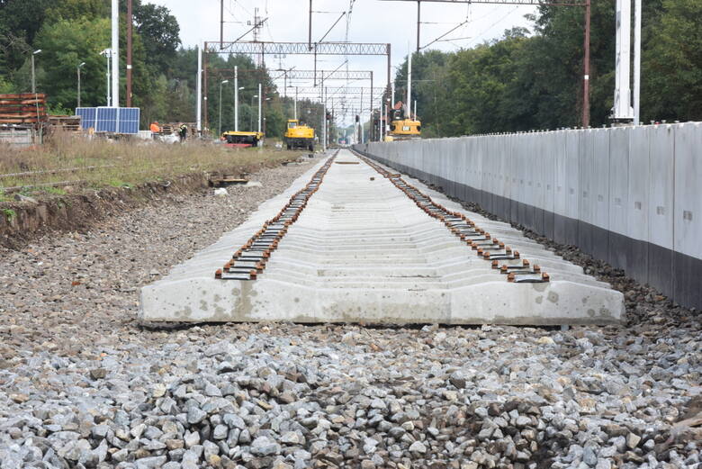 Prace remontowe na stacjach kolejowych w Babimoście i w Sulechowie, wymieniane są tory, modernizowane perony